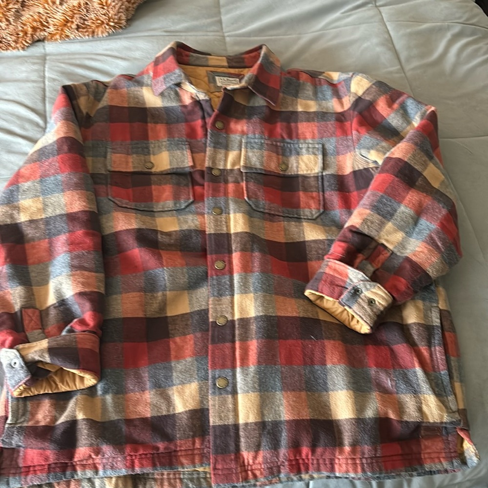 L.L. Bean men’s plaid shirt jacket. Lined inside, comes with pockets.